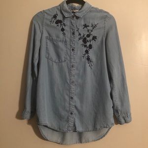 Long sleeve blue button-up S